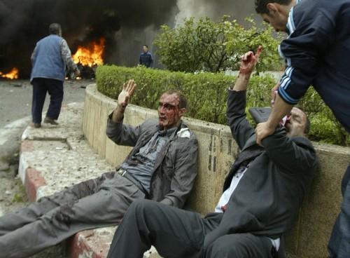 جزائريّان أصيبا في التفجير قرب مقرّ رئاسة الوزراء يطلبان النجدة في العاصمة الجزائريّة أمس (لويافي لاربي - رويترز)