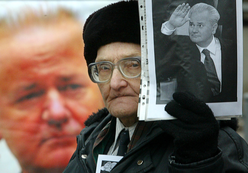 مناصر لميلوسيفيتش يرفع صورته في موسكو في الذكرى السنوية الأولى لوفاته الشهر الماضي (إيفان سيكريتاريف - أ ب)