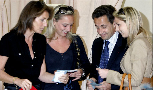 ساركوزي وزوجته سيسيليا وابنتاه جان وجوديت قبيل إدلائهم بأصواتهم في نويي أمس (كريستوف إينا - أ ب)