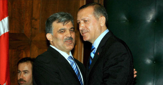 إردوغان وغول أثناء اجتماع نوّاب حزب «العدالة والتنمية» في أنقرة أمس (أس تي آر - إي بي أي)