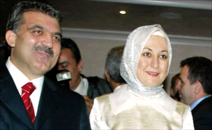 عبدالله غول وزوجته خير النساء خلال زيارة لهما الى دافوس في كانون الثاني الماضي (رويترز)