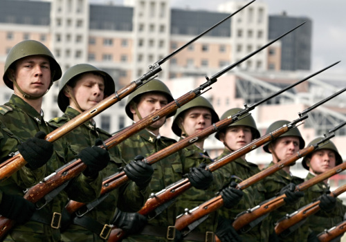 جنود روس خلال تدريبات تحضيراً لذكرى النصر في الحرب العالميّة الثانية خارج موسكو الأسبوع الماضي (ألكسندر زملياتشينكو - أ ب) 