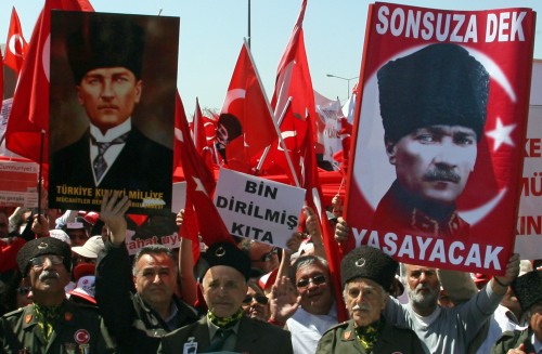 صور لأتاتورك خلال التظاهرة المندّدة بترشيح غول إلى الرئاسة في اسطنبول أمس (عثمان أورسال - رويترز)