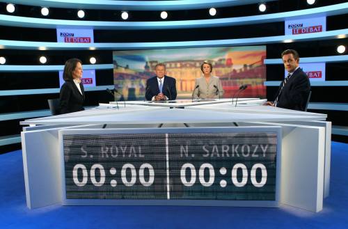ساركوزي ورويال قبل بدء المناظرة التلفزيزنية مساء امس في باريس (رويترز)