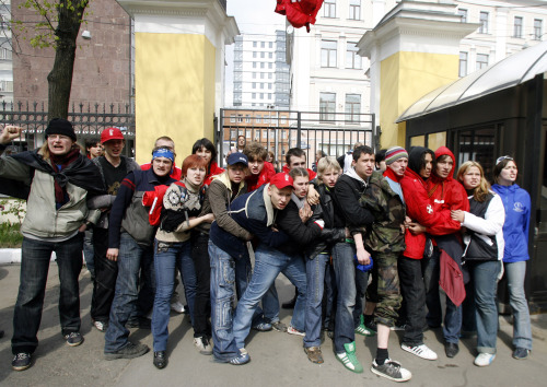 متظاهرون روس يحتجّون أمام مبنى صحيفة في موسكو أمس (ميخائيل ميتزيل - أ ب)
