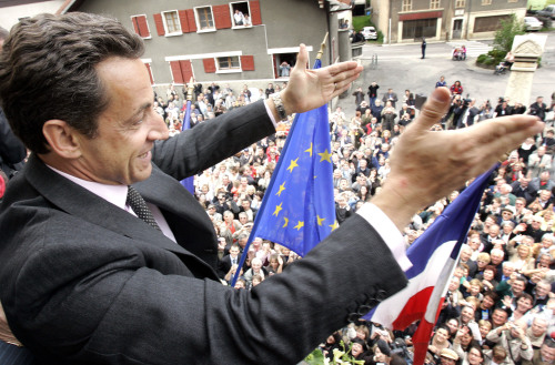 ساركوزي يحيي مناصريه في احدى جولاته الانتخابية في جبال «الألب» الفرنسية أمس (كريستوف اينا- أب)