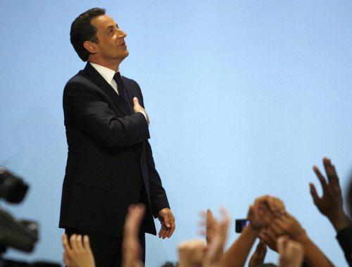 ساركوزي يلقي النشيد الوطني الفرنسي بعد انتخابه في باريس أول من أمس (فيليب ووجازر- رويترز)
