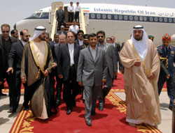 رئيس الامارات خليفة بن زايد يستقبل نجاد في أبو ظبي أمس (أ ب)