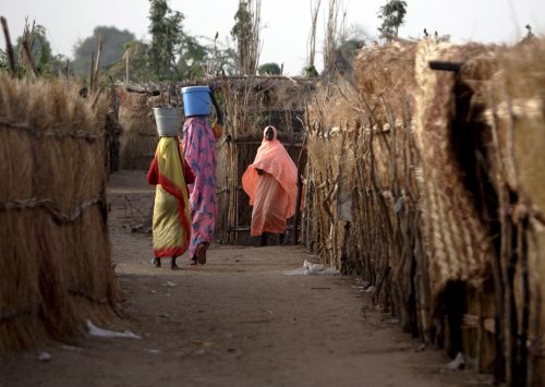 لاجئات سودانيات من دارفور في مخيّم شرقي التشاد في 5 أيار (ستيفان موريسون - إي بي أي)