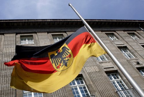 تنكيس العلم الألماني أمام وزارة الدفاع في برلين حداداً على مقتل 3 جنود ألمان في أفغانستان أمس الأوّل (تيم براكيماير - إي بي أي)