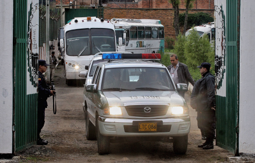 الحافلتان اللتان أقلّتا الثوار الكولومبيين من سجونهم أمس (ماوريسيو دويداس - أ ف ب)