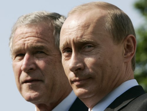 بوش وبوتين وجهاً لوجه في ألمانيا أمس (جيم يونغ - رويترز)