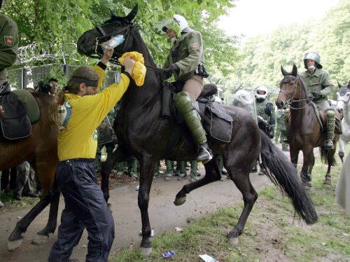 الشرطة الألمانية تستعين بالأحصنة لمطاردة المتظاهرين أمس (رينر جنسن - إي بي أي)