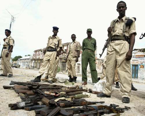 رجال شرطة صوماليون يجمعون سلاح الميليشيات (رويترز)