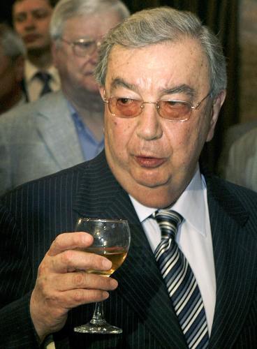 بريماكوف يشرب النبيذ الجورجي في تبيليسي أمس (دايفيد مدزيناريشفيلي - رويترز)
