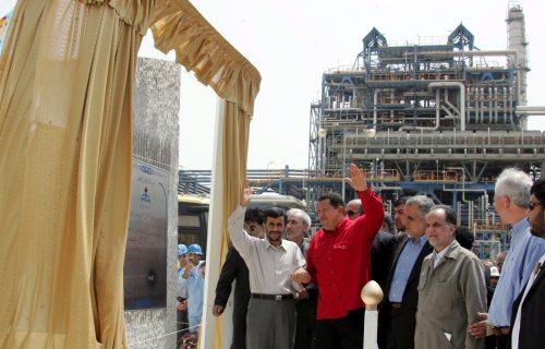 نجاد وتشافيز خلال افتتاح مجمّع للبتروكيماويات في جنوب إيران أمس (إي بي آي)