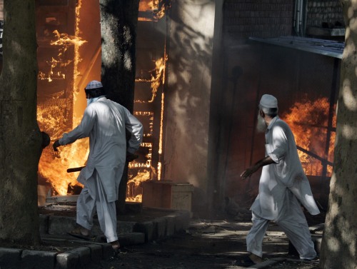 باكستانيون متشددون يشعلون النيران في وزارة البيئة في إسلام آباد أمس (فيصل محمود - رويترز)