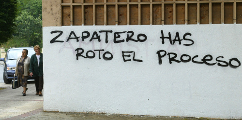 لافتة تتهم ثاباتيرو بهدم عملية السلام مع «إيتا» في جنوب الباسك الاسباني في 5 حزيران الماضي
