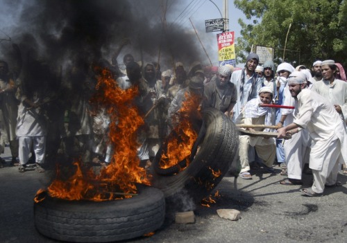 احتجاج ضد افتحام «المسجد الأحمر» في مدينة مولتان أمس (عاصم تانفير - رويترز)