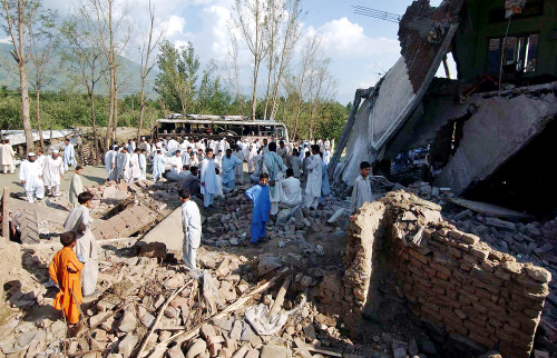 باكستانيون في موقع أحد التفجيرات الانتحارية في سواط على حدود أفغانستان (طارق محمود - أ ف ب)