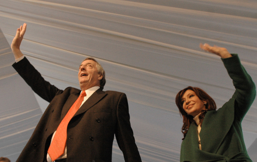 نيستور كيرشنير وزوجته كريستينا خلال حملة انتخابية في بيونس آيرس (أرشيف - أ ب)