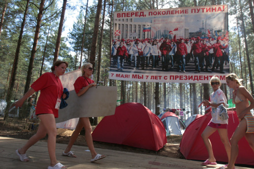 مناصرات لبوتين من حركة «ناشي» في مخيّم صيفي قرب بحيرة ليليغر شمال شرق موسكو أوّل من أمس (سيرغي بونوماريف - أ ب)