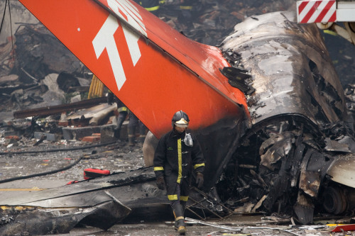 رجل إطفاء برازيلي أمام بقايا الطائرة التي تحطّمت في ساو باولو أمس (فيكتور كايفانو - أ ب)