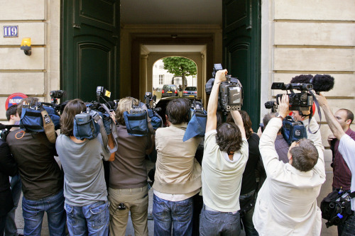 (لورين باهو - أ ب)صحافيون يتجمعون خارج مكتب شيراك في باريس أمس