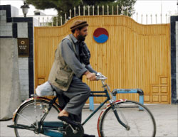 أفغاني يقود درّاجته الهوائية في كابول أمس (فرزانا وحيدي - أ ب)