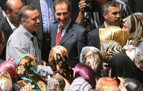 أوردوغان يتوسط أنصاره في اسطنبول أمس (ساسا ستانكوفيك - يو بي أي)