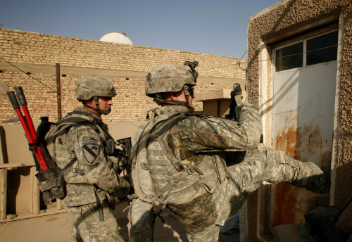 جنديان أميركيان يقتحمان منزلاً للبحث عن عناصر للقاعدة في غرب بغداد أمس (بيتر دايفيد جوزيك - أ ب)