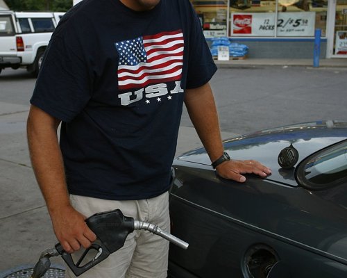 أميركي يملأ خزّان سيّارته بالوقود في الولايات المتّحدة (أرشيف)