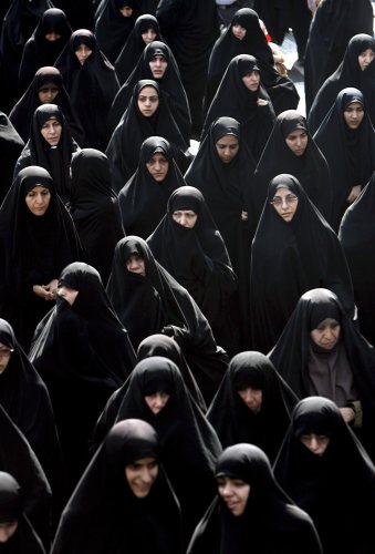 إيرانيات في تشييع آية الله مشكيني في طهران أول من امس (عبدين طاهر كناري - إي بي أي)