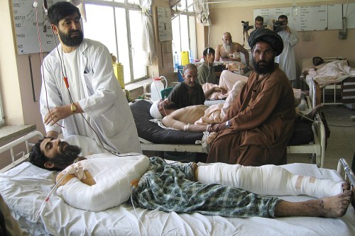 جرحى الغارة الجوية يتلقّون العلاج في مستشفى في قندهار أمس (حامد زلمي ــ أ ف ب )