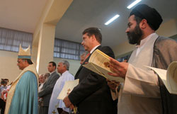 رجل دين مسلم في احتفال ديني مسيحي بإحدى كنائس طهران امس (وحيد سالمي - ا ب)