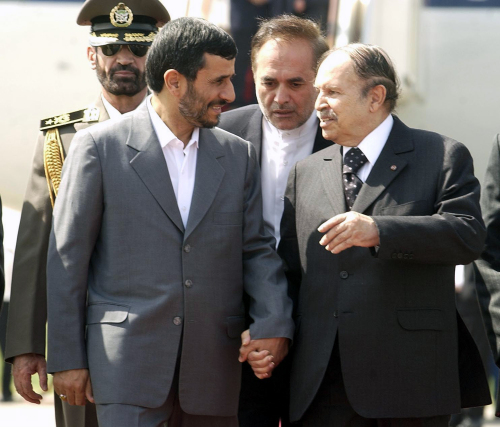 بوتفليقة يستقبل أحمدي نجاد في الجزائر أمس (أواهاب هبات - أ ب)