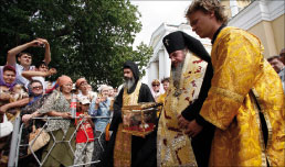 رهبان روس خلال مراسم دينيّة في مدينة إيليستا الجنوبيّة الشهر الماضي (إدوارد كورنينكو - رويترز)