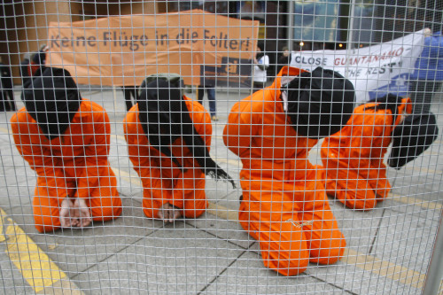 ناشطون ألمان من «العفو الدولية» خلال احتجاج لاقفال معتقل غوانتانامو في برلين (أرشيف - أ ب)