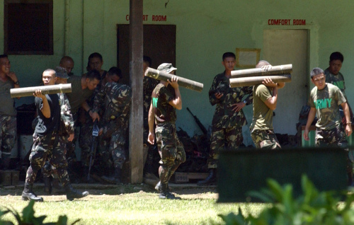 جنود فيليبينيون في جزيرة جولو في الجنوب يستعدون للهجوم على معاقل الثوار المسلمين امس (ثيرنس كوه -