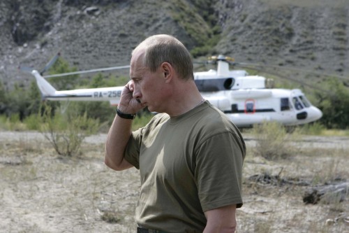 بوتين يتحدث هاتفياً مع وزير مواصلاته عن حادثة القطار السيبيري أمس (ريا نوفوستي - رويترز)
