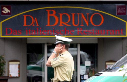 شرطي ألماني أمام مطعم «دا برونو» في دويسبورغ الأربعاء الماضي (رولاند ويراوخ - إي بي أي)