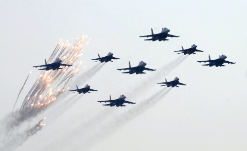 عرض عسكري لطائرات روسية خارج موسكو أمس (دنيس سينياكوف - رويترز)