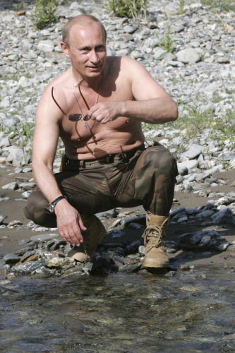 بوتين على ضفاف نهر كيمشيك في سيبيريا الأسبوع الماضي (أ ب)