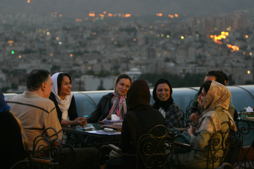 ايرانيون في مقهى في طهران (أرشيف - أ ب)