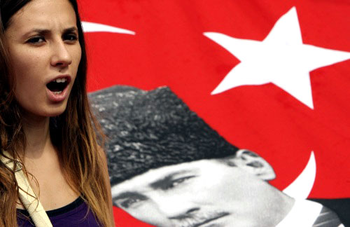 متظاهرة تركية تهتف ضدّ الرئيس الجديد عبد الله غول في أنقرة أمس (عثمان أورسال ــ رويترز)