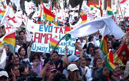 متظاهرون ضد حكومة موراليس في بوليفيا أمس (إي بي أي)