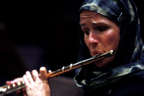 ألمانية ترتدي الحجاب خلال عزفها على الناي في حفل موسيقي في طهران أول من أمس (عبد بن طاهر كناري ــ إي بي أي)