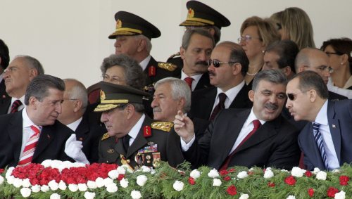 غول وأردوغان خلال عرض عسكري في يوم النصر الـ85 في أنقرة أمس (يوميت بكتاس ــ رويترز)