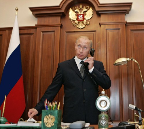 بوتين في الكرملين في موسكو أمس (رويترز)