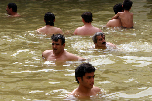 ايرانيون يمارسون رياضة السباحة في شمال غرب طهران الأسبوع الماضي (أرشيف - أ ب)